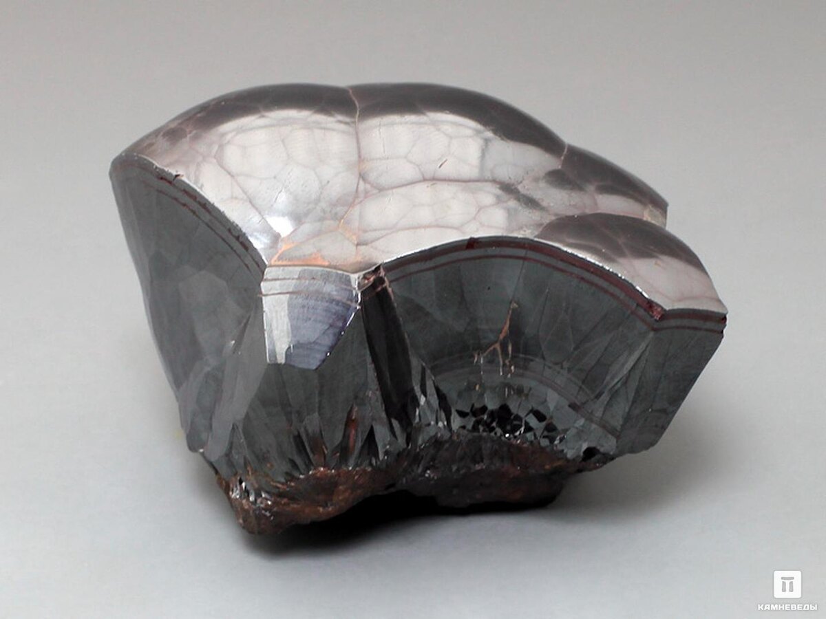 На данной фотографии - гематит. Фотографии взяты из открытых источников.