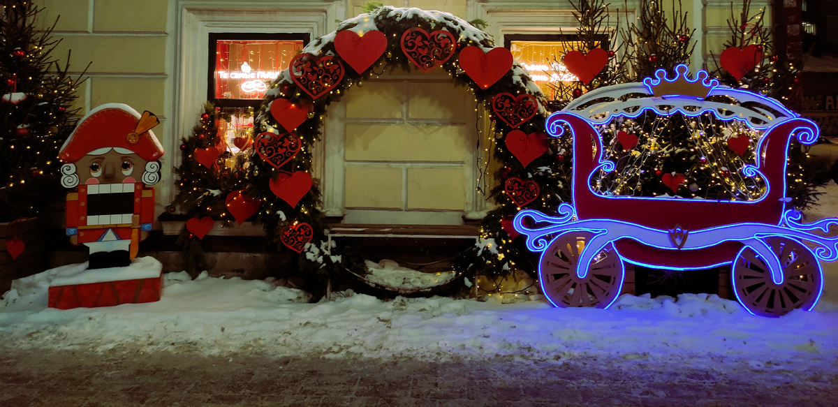 Украшение фасада дома на улице Ленина в Екатеринбурге.