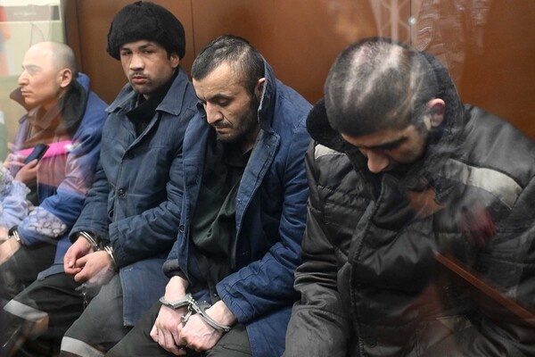 Фигуранты по делу о теракте в «Крокус Сити Холле» Муродали Рачабализоде, Фаридуни Шамсидин, Далерджон Мирзоев, Мухаммадсобир Файзов (слева направо) в Басманном суде Москвы, ноябрь 2024 года / Михаил Воскресенский/РИА Новости  