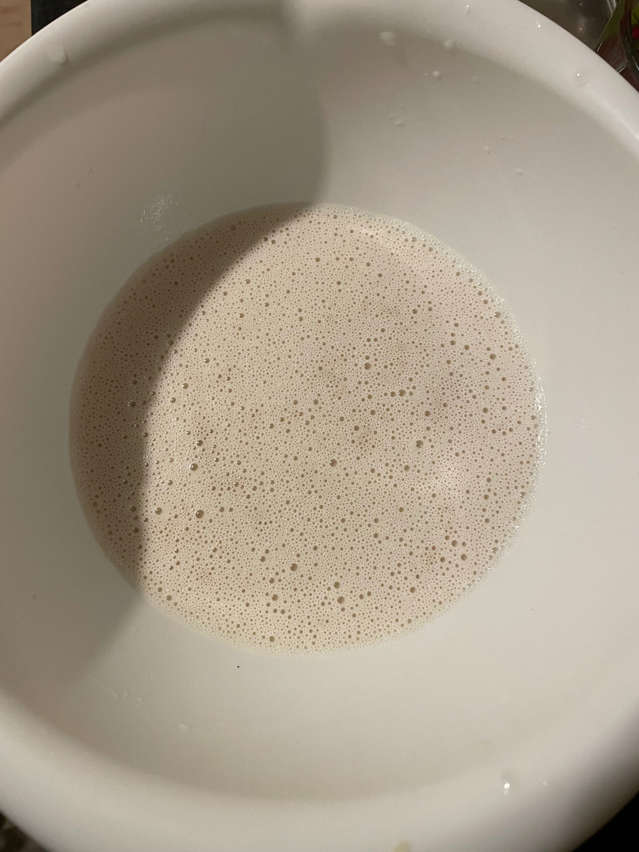 Делаю опару: теплое молоко+дрожжи+сахар+ половина муки перемешаю и оставляю до утра под пленкой или чистым полотенцем. Опара за это время увеличится примерно вдвое.