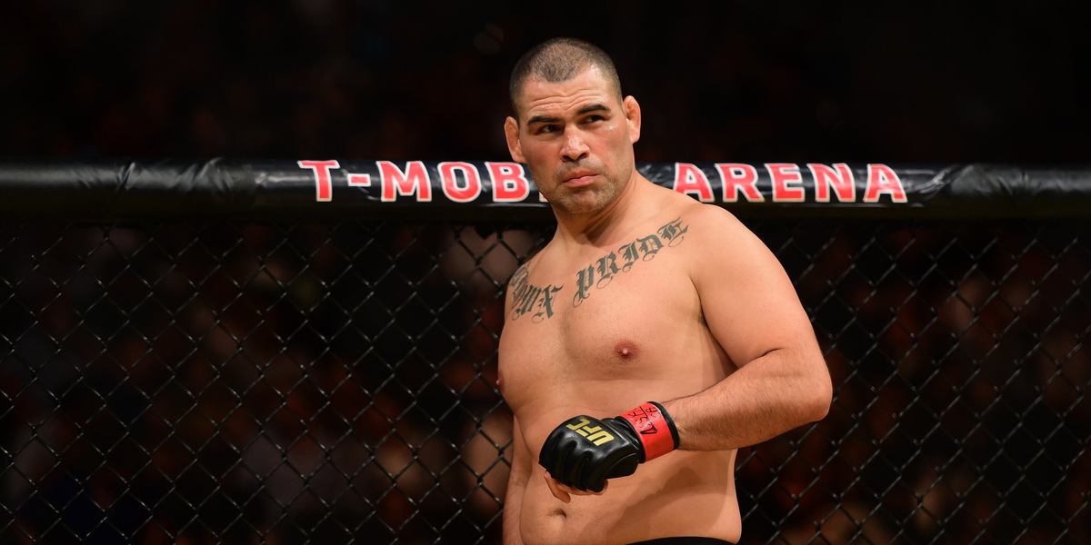 Экс-чемпион UFC в тяжелом весе Кейн Веласкес, в марте прошлого года приговоренный к пяти годам тюремного заключения, сегодня официально станет свободным человеком. 
 
О предстоящем выходе на свободу по условно-досрочному освобождению американец сообщил в соцсети, поделившись планами провести семинар и встречу с фанатами. 
 
💬«После моего освобождения 15 февраля я рассматриваю возможность проведения однодневного семинара по холотропному дыханию в Сан-Хосе, в рамках которого также состоится сессия вопросов и ответов», – написал тяжеловес. 
 
Ранее из пятилетнего срока, к которому приговорили Веласкеса, были вычтены три года, проведенные им в заключении и под домашним арестом после задержания. При этом сторона обвинения требовала для тяжеловеса от 30-ти лет до пожизненного заключения. 
 
В феврале 2022 года Кейн Веласкес устроил погоню за автомобилем, в котором находился Гарри Гуларте – мужчина, обвиняемый в домогательствах к сыну бойца в детском саду. Во время погони экс-чемпион UFC несколько раз выстрелил из пистолета по автомобилю, но в итоге пострадал отчим Гуларте, получивший огнестрельное ранение, не представляющее угрозы для жизни. 
 
В итоге Веласкес сдался полиции, не оказав сопротивления, и провел следующие восемь месяцев в тюрьме, после чего вышел под залог и был помещен под домашний арест.