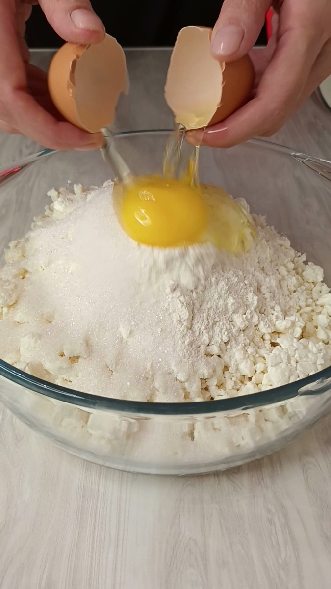 1.Смешиваем  творог с мукой, манкой сахаром и яйцом.
Важно чтобы творог был сухой, если влажный, то можно откинуть на сито, 
чтоб ушла лишняя жидкость или  добавить по одной столовой ложке манки и муки.