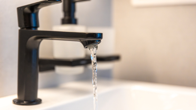 Фото: https://ru.freepik.com/free-photo/black-faucet-water-minimal-sink-modern-bathroom_422283084.htm#fromView=search&page=1&position=6&uuid=1d877a2d-58ba-4033-b432-68b699115032&query=%D0%B2%D0%BE%D0%B4%D0%B0+%D0%BA%D1%80%D0%B0%D0%BD