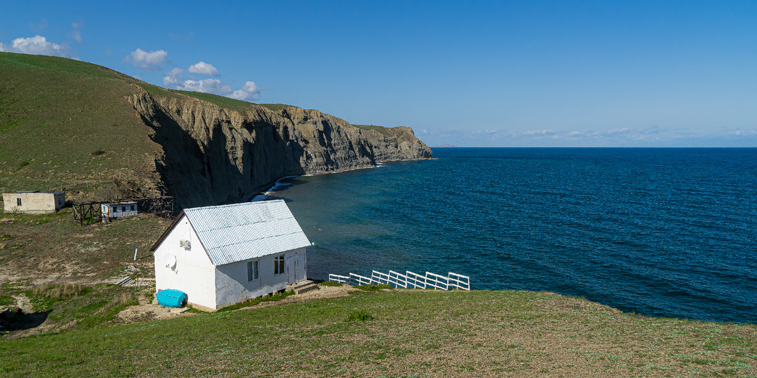 Крым. По обе стороны мыса Меганом и бухта Бугаз.