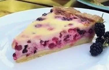 Заливной пирог с ягодами и сметаной