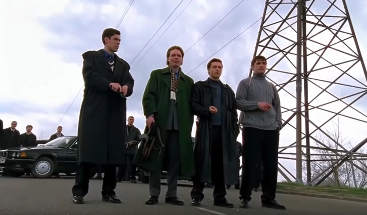 Кадр из сериала "Бригада", 2002 г., режиссер Алексей Сидоров, сценаристы Алексей Сидоров, Александр Велединский, Игорь Порублев, композиторы Алексей Шелыгин, Андрей Иванов (скриншот) 