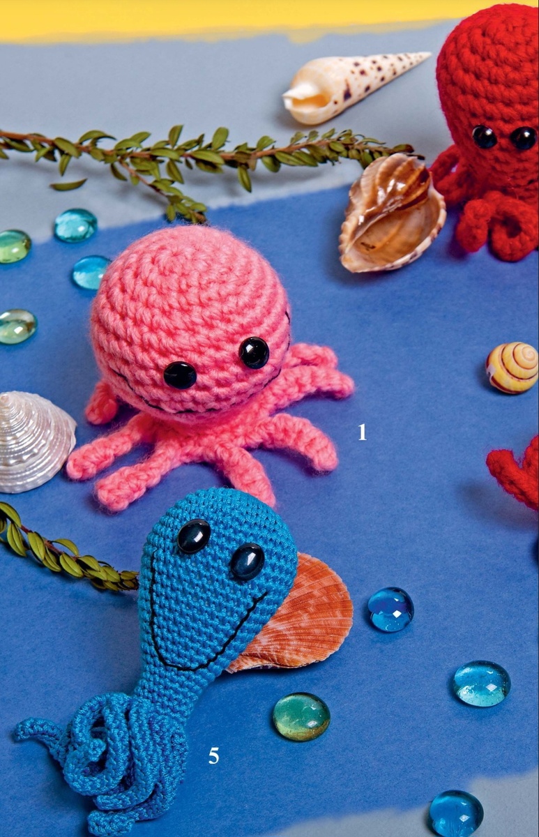 Игрушки,выполненные в технике тамбурного вязания.