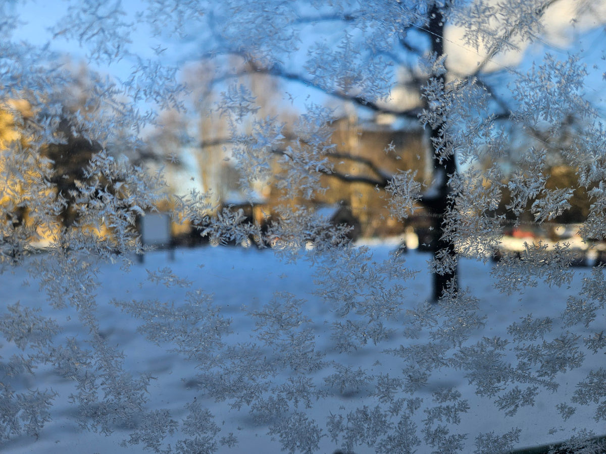Снежинки на боковом стекле машины.