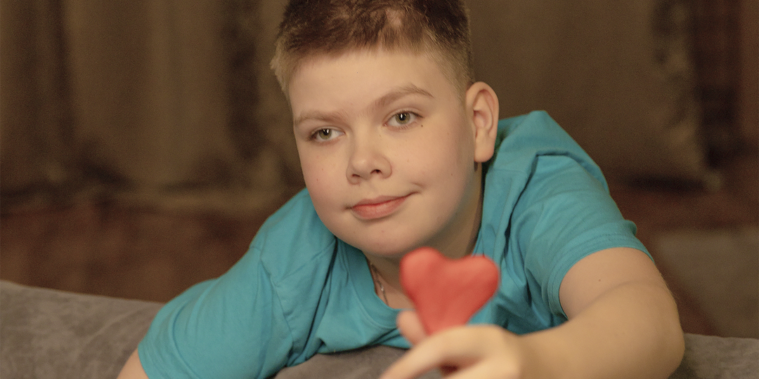 Денис родился и не закричал: реанимация, кровоизлияние, операции. Сейчас мальчику 14 лет, и он — настоящий герой