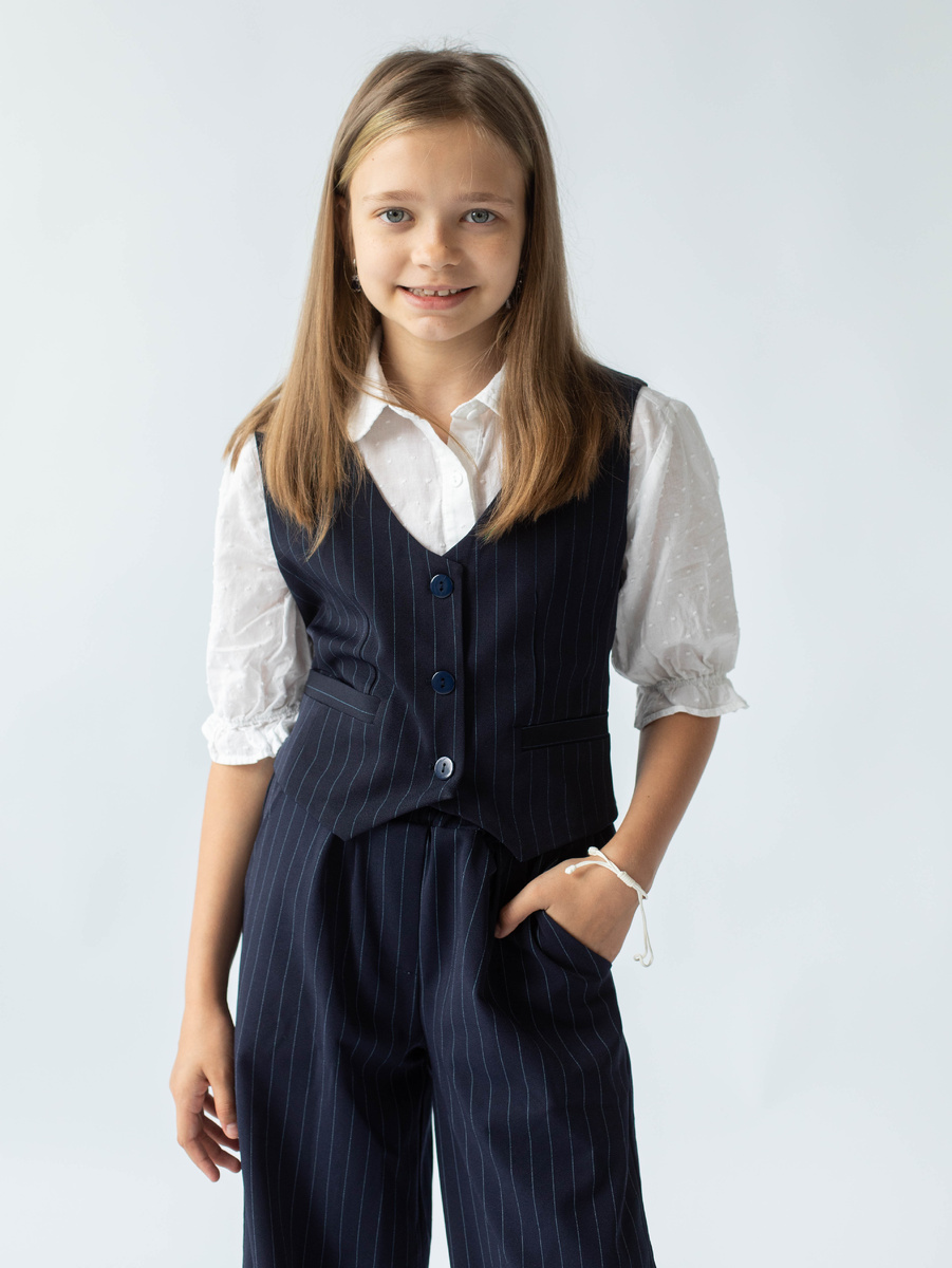 жилет и брюки в тонкую полоску отсылают нас к ретро фильмам, где каждая деталь гардероба продумана и запоминается надолго. 