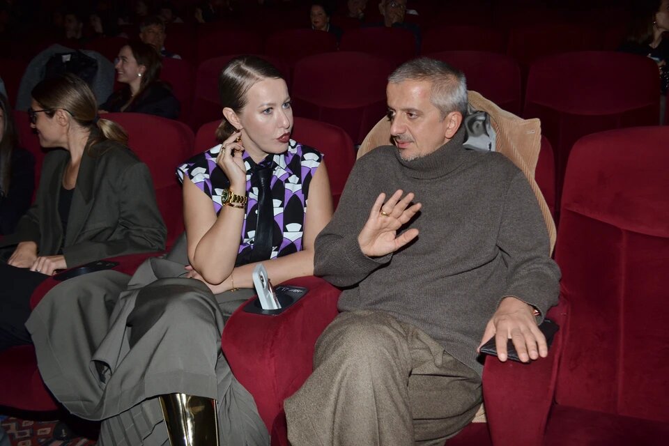 КОНСТАНТИН БОГОМОЛОВ С КСЕНИЕЙ СОБЧАК . "БЕСЕДА..." (фото из интернета)