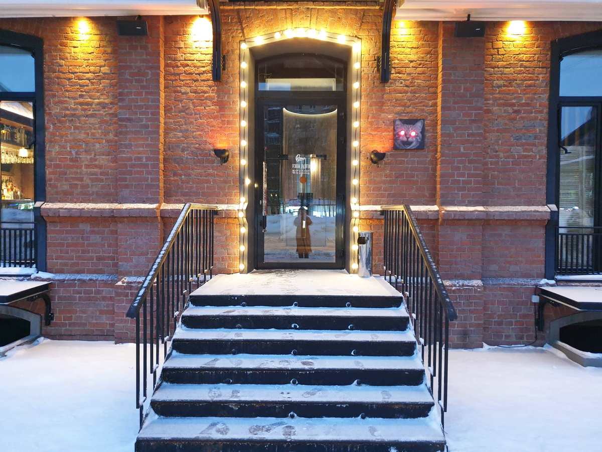 Вход в ресторан "Родня"