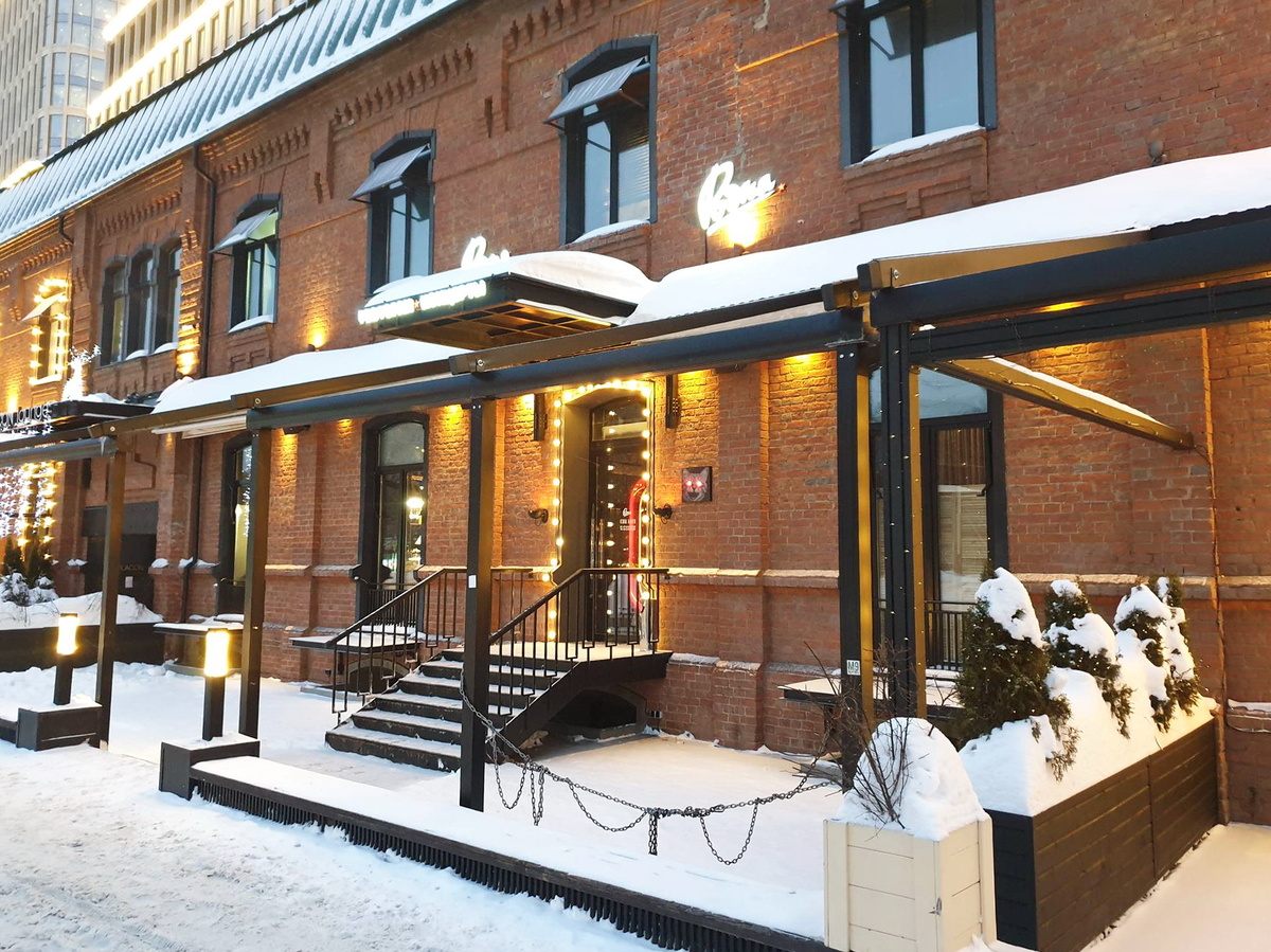 Вход в ресторан "Родня"