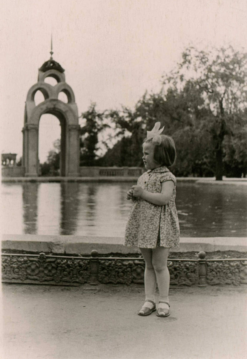 "Дочь у фонтана". Харьков, 1958 год. Фото: В.Скворцов.