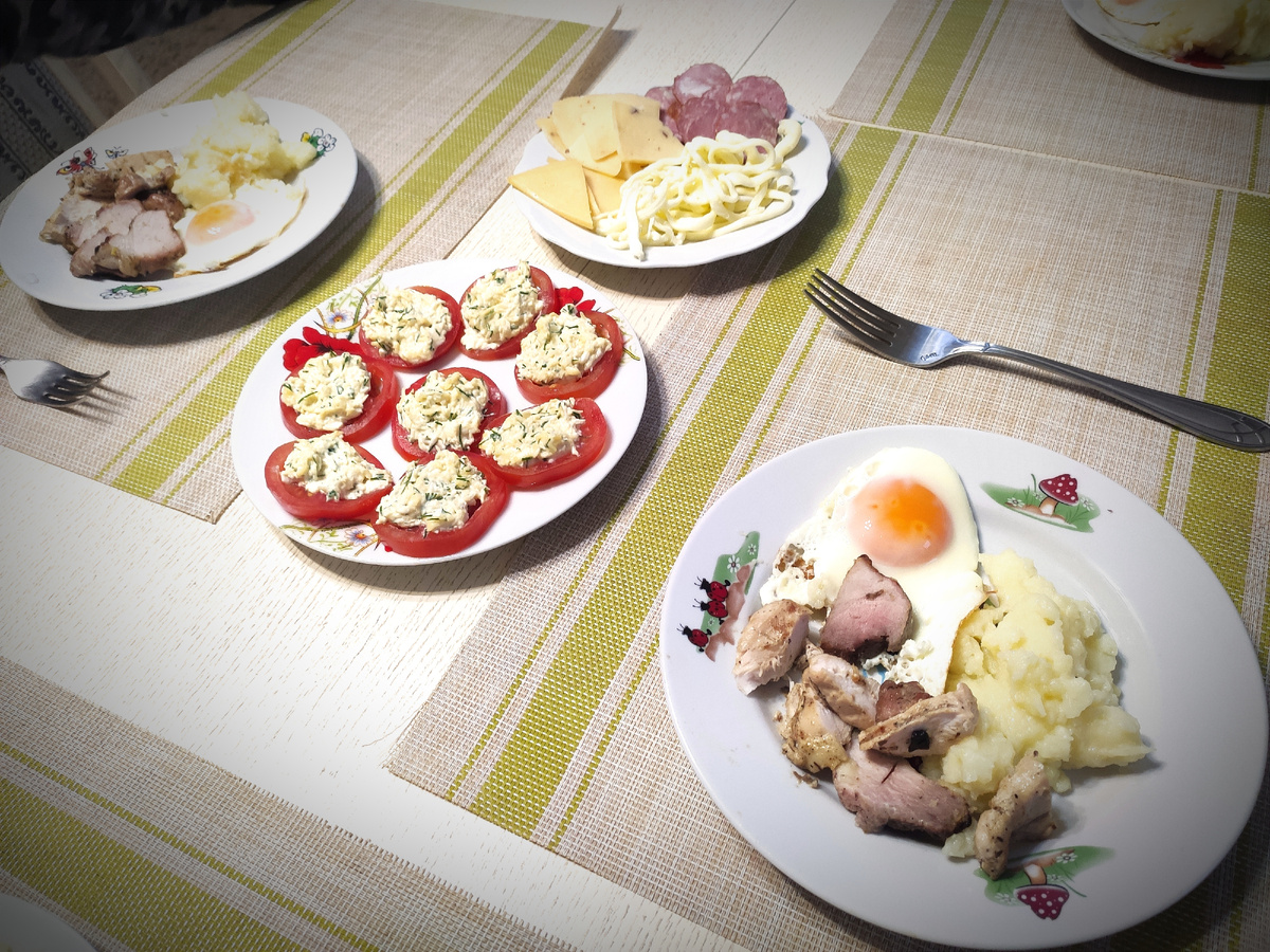 Утром доедали вчерашний ужин 😁