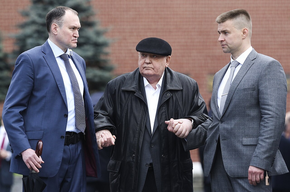 Михаил Сергеевич Горбачев (в центре) на параде в честь 74-й годовщины Победы в Великой Отечественной войне в Москве.