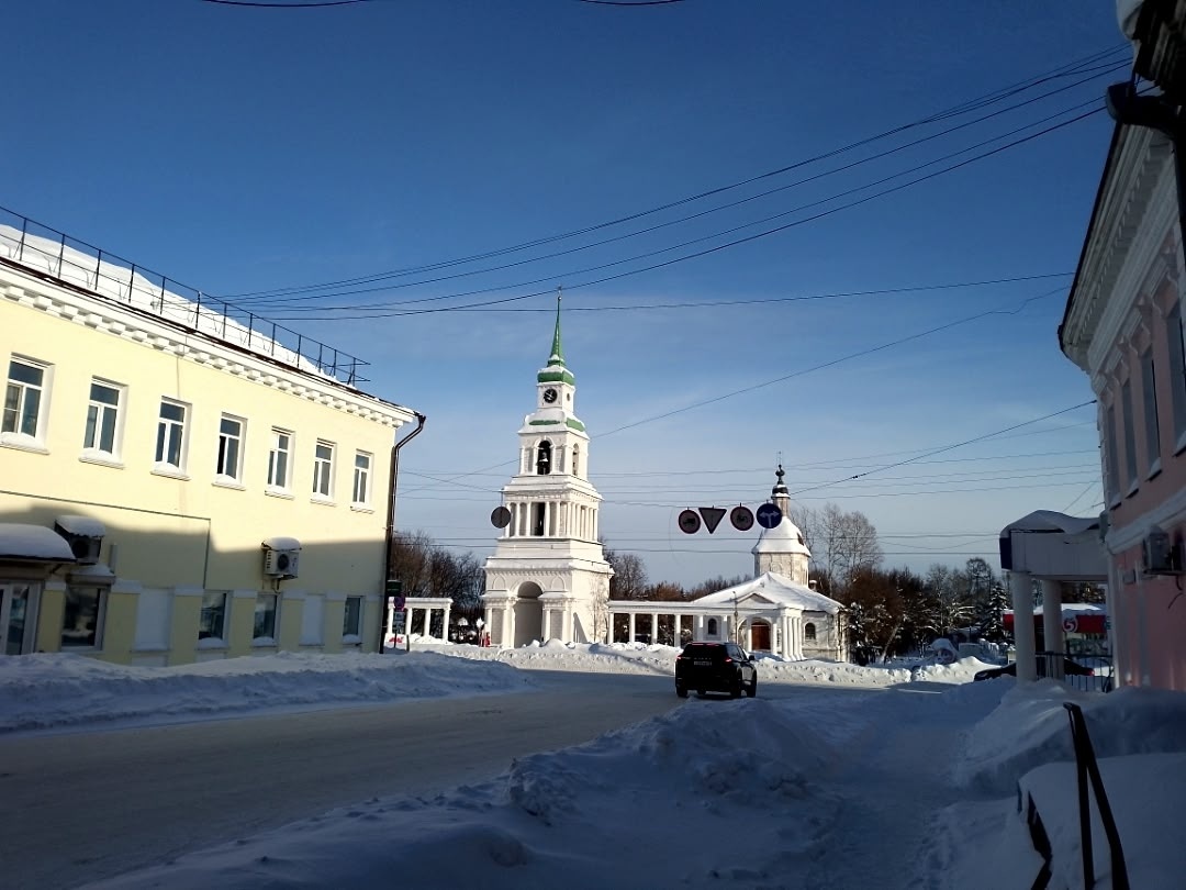 Вид на колокольню Соборной площади с улицы Вятской, февраль 2026 года.