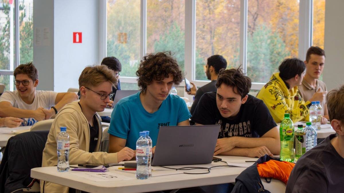    Студенты МФТИ: Роман Первутинский, Глеб Костылев и Владимир Регулин на соревнованиях по спортивному программированию / Фото: Пресс-служба МФТИ