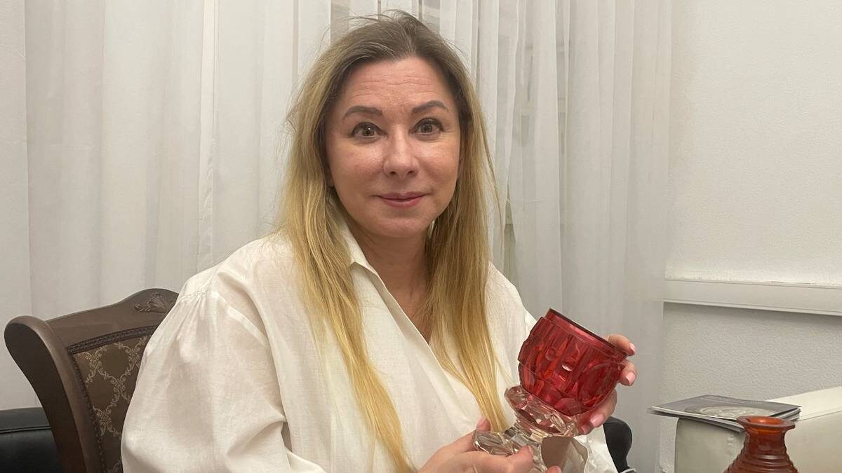    Искусствовед Светлана Солдатова показывает фужер 19 века из «золотого рубина» / Фото: Анастасия Старостина