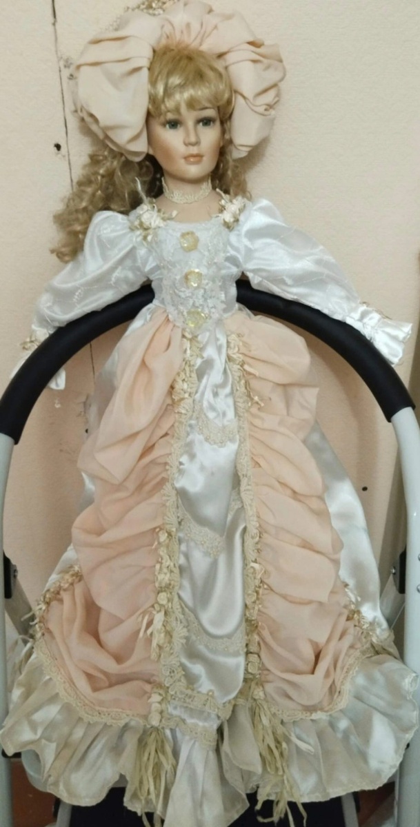 С виду ,конечно красавица,но тело очень нелепое и непорциональное.