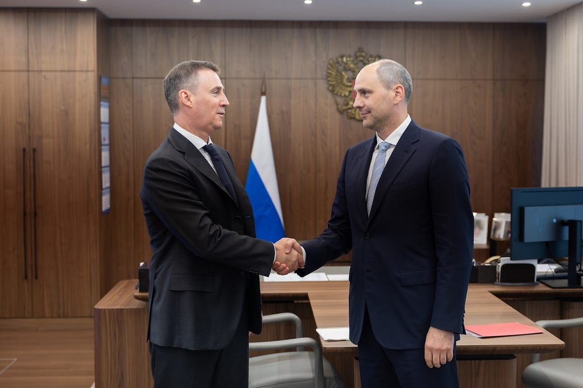 На этом снимке вице-премьер правительства РФ Дмитрий Патрушев и тогда ещё ВРИО губернатора Свердловской области Денис Паслер обсуждали в августе 2025 года Инцидент №58 - проблемы невыполнения в Свердловской области программы в сфере обращения с отходами. Фото: ДИПСО