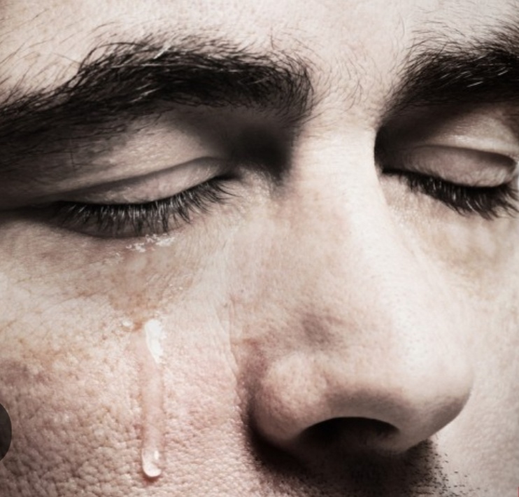 Если честно, поначалу меня это удивляло. В голове сразу всплывал привычный стереотип: мужчина должен быть сильным, сдержанным, не показывать слабость. А он — именно такой: крепкий, уверенный в себе, деловой, практичный. И вдруг — слёзы.