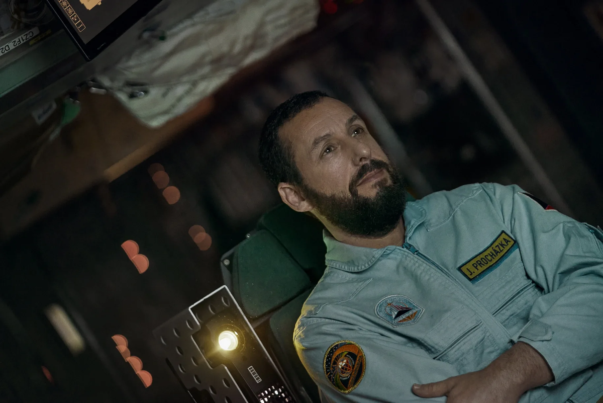 Чешский космонавт Якуб коротает время за просмотром записей (с) Кадр из фильма