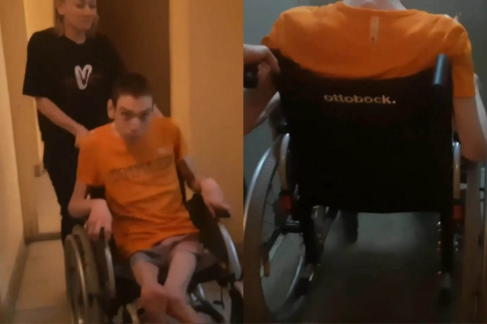 Парень на коляске почти не влезает в маленький лифт (грузовой не работает), поэтому его приходится спускать с 8-го этажа на руках. Фото: предоставлено Татьяной