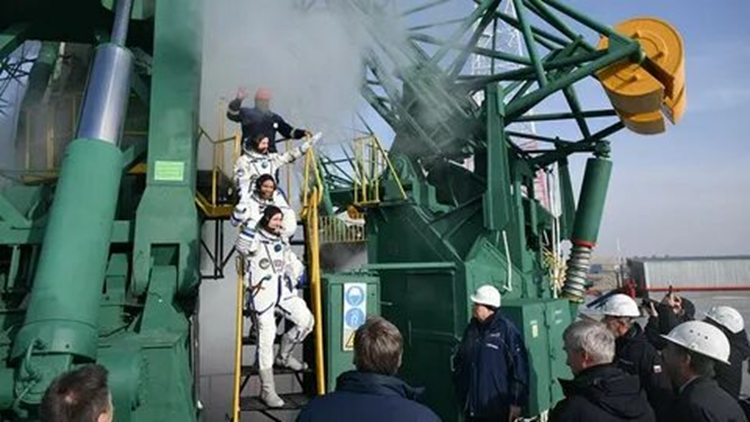 Космонавты перед посадкой в корабль на стартовом комплексе космодрома Байконур. Фото: Роскосмос