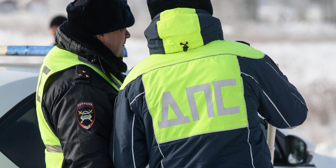На трассе «Кола» в Ленобласти водитель Peugeot разбил машину, влетев в столб