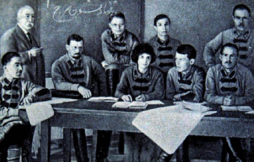 Флёрова и её соратники на партсобрании.