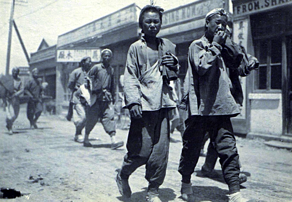 Китайские трудяги возвращаются домой после работы, 1925 г.