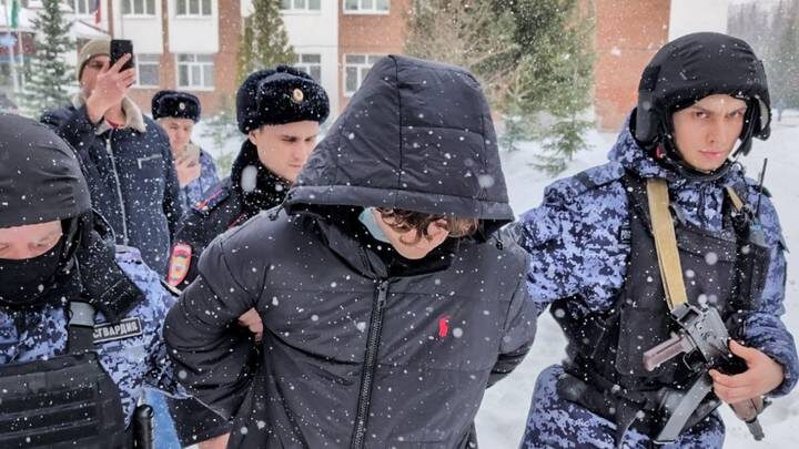  Ученик 9-го класса, стрелявший из страйкбольного автомата, во время задержания на территории гимназии № 16 в Уфе. В результате происшествия пострадал преподаватель / Фото: Ильфат Кинзябаев / ТАСС