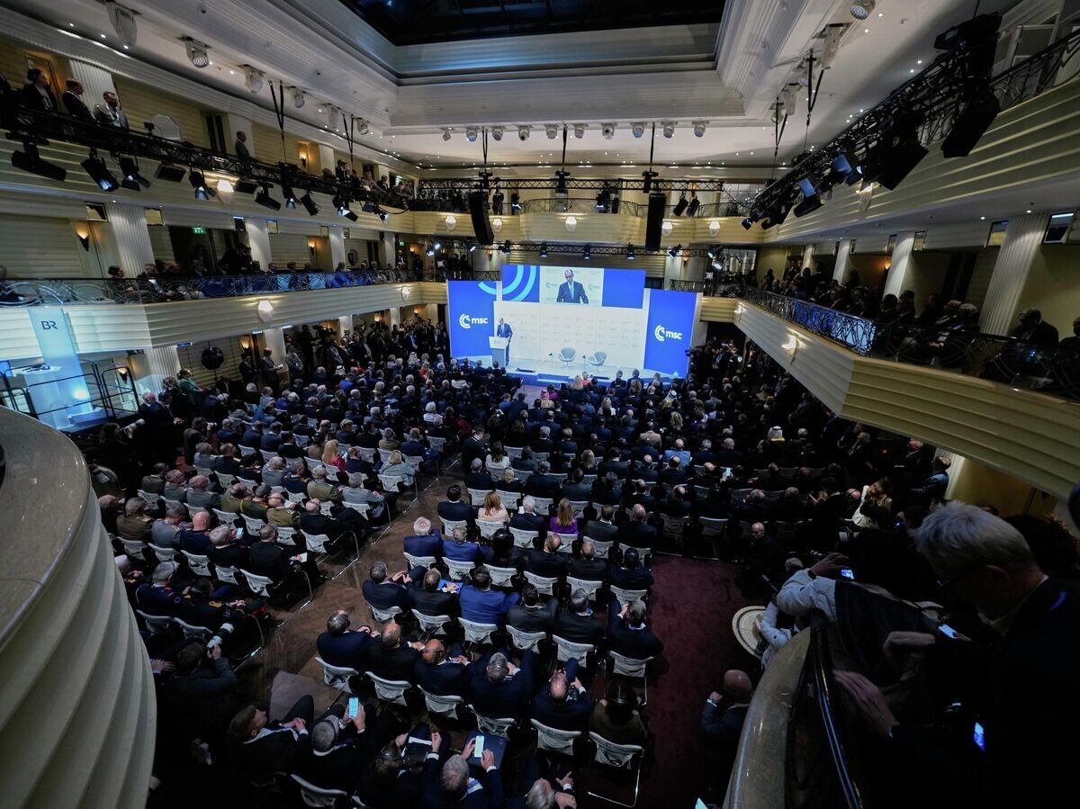    Канцлер Германии Фридрих Мерц выступает на Мюнхенской конференции по безопасности | © AP Photo / Michael Probst