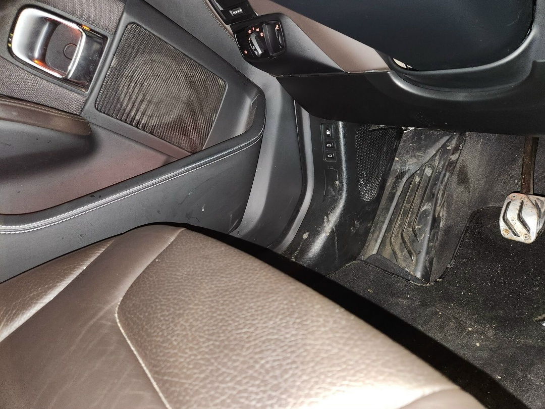 сч динамик расположен сильно внизу двери, что на качество звука сказывается негативно