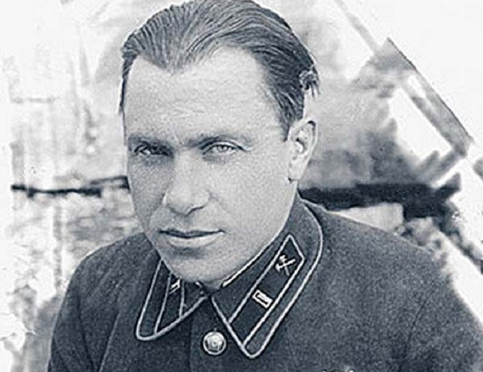 Что полковник Старинов сделал с медалью на которой был изображен Сталин