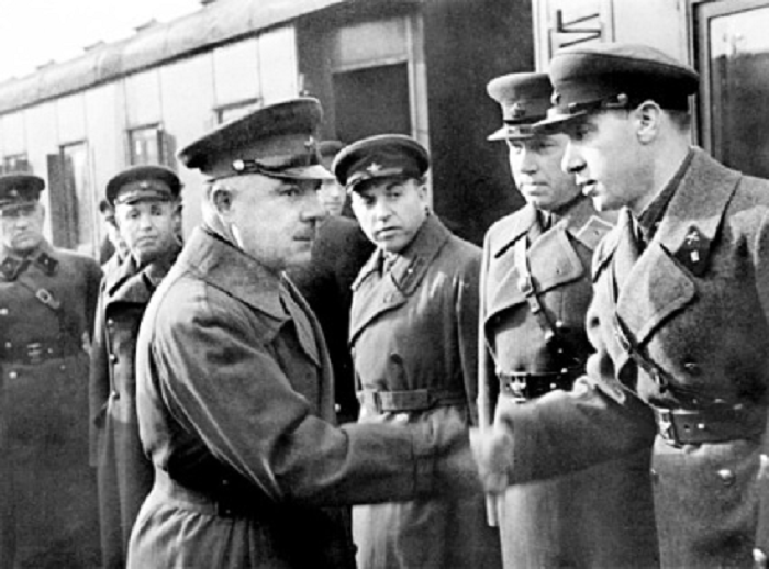 Капитан Старинов и Нарком обороны Климент Ворошилов. 1937 год