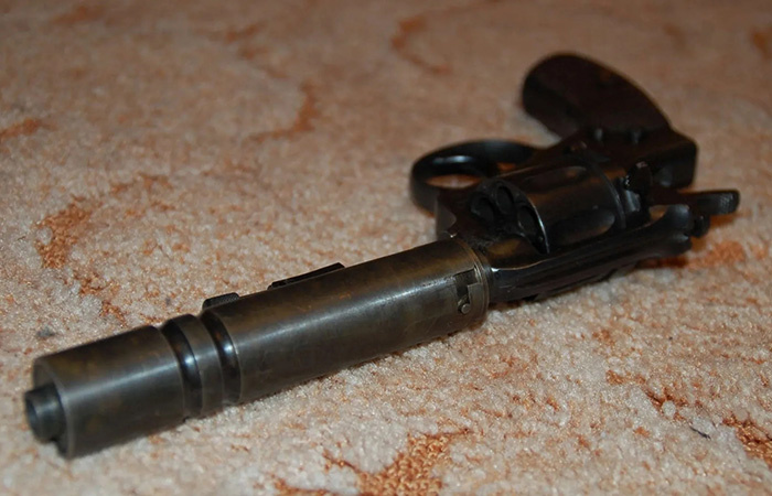 Наган с глушителем./ Фото: imgur.com