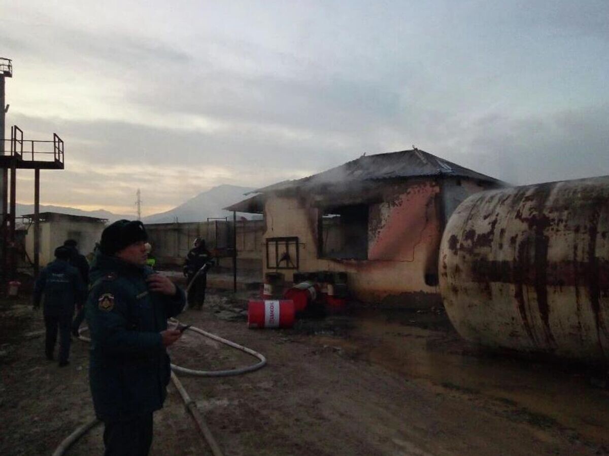    Ликвидация возгорания цистерны со сжиженным газом в Махачкале | © Фото : Главное управление МЧС России по Республике Дагестан/MAX