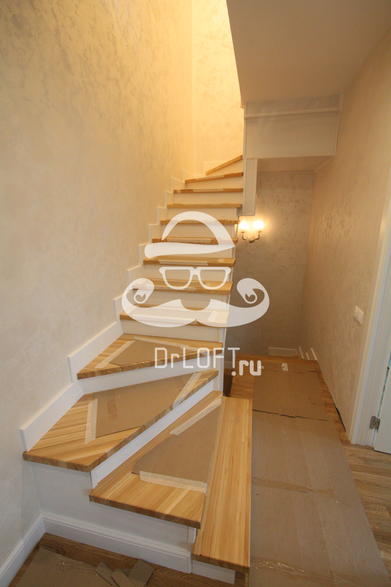 Деревянные лестницы в Истре (Московская область): почему выбирают лиственницу и как заказать производство без скрипа