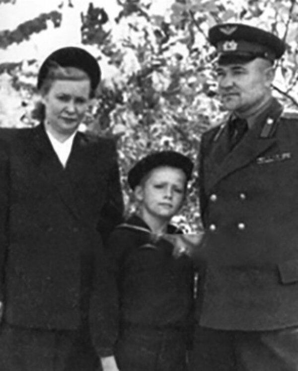 Маленький Володя с родителями