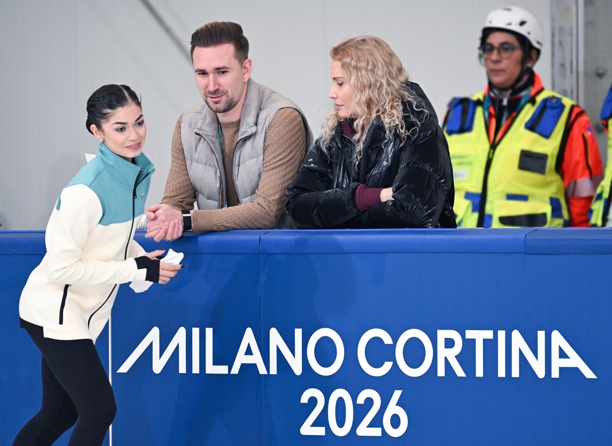     Российская фигуристка Аделия Петросян, выступающая в нейтральном статусе, хореограф Даниил Глейхенгауз и тренер Этери Тутберидзе / РИА Новости