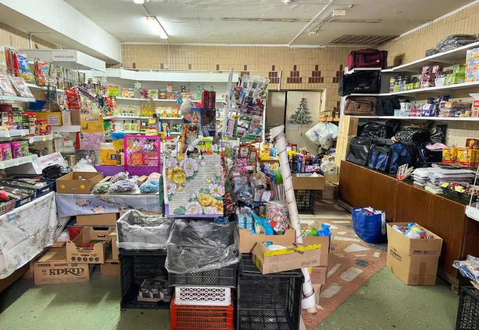 В зале +10, но хлеб всегда свежий. Продавщица в шапке - это не стиль, это экономия на отоплении ради низких цен