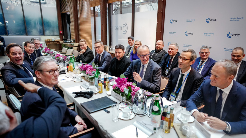     Владимир Зеленский в окружении европейских политиков на Мюнхенской конференции по безопасности Gettyimages.ru Kay Nietfeld-Pool