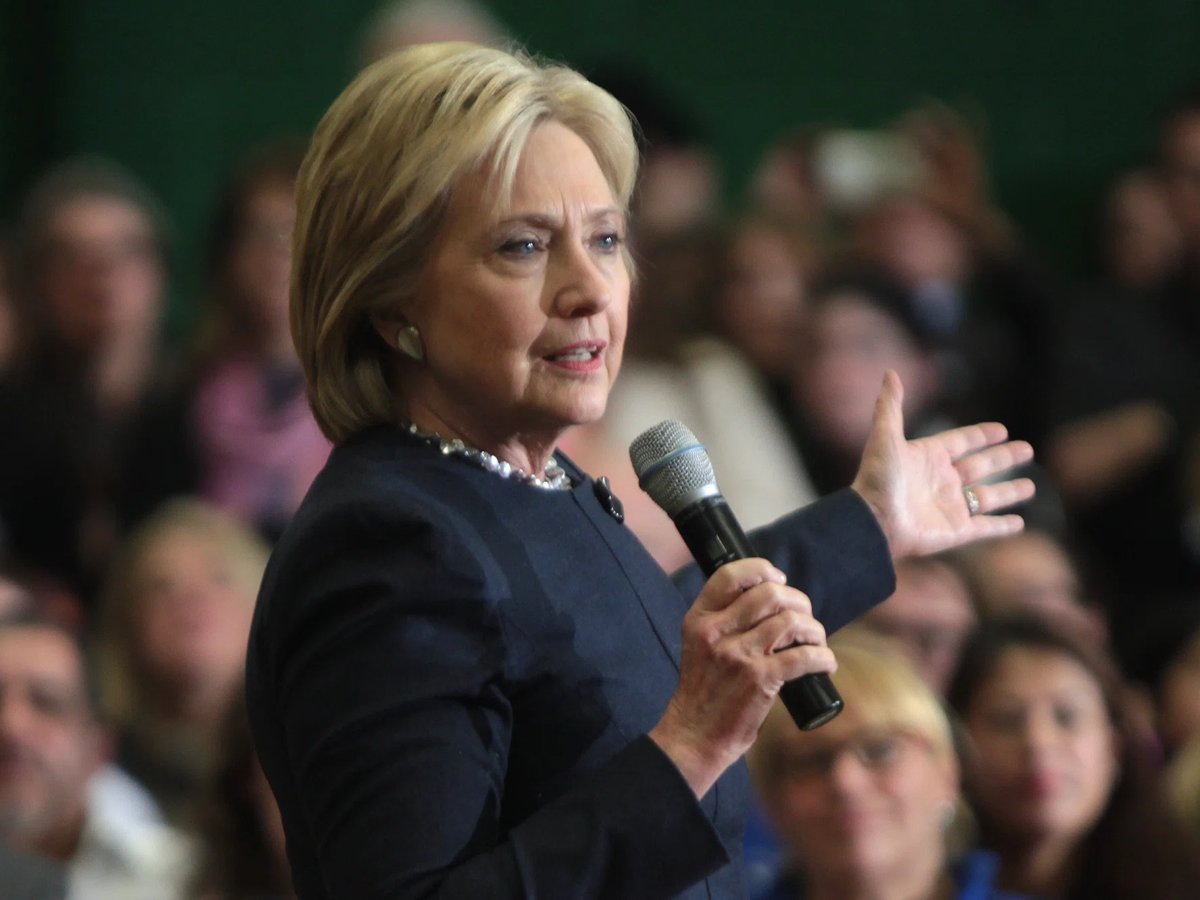     Клинтон использует Украину как отвлечение