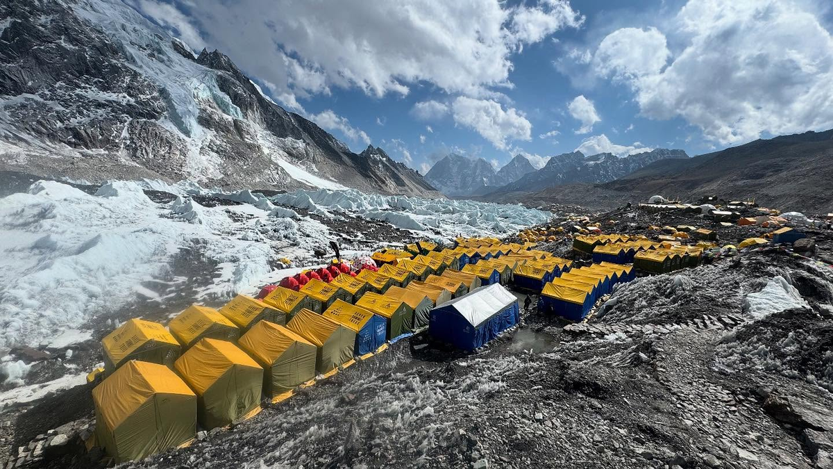 Лагерь компании Seven Summit Treks в базовом лагере Эвереста. Фото: Kami Rita Sherpa