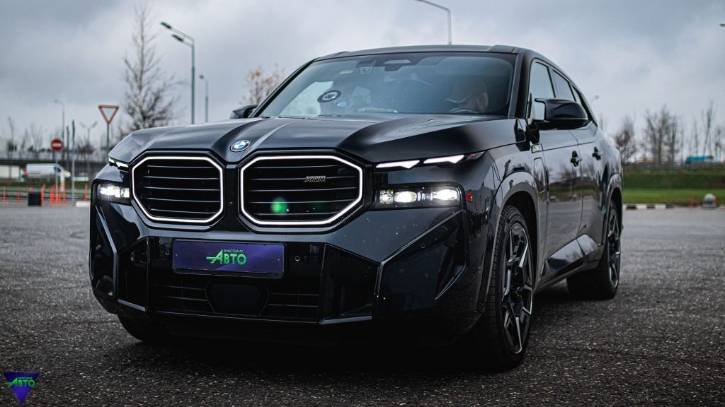 Светящиеся ноздри позволяют узнать BMW и днем, и ночью.