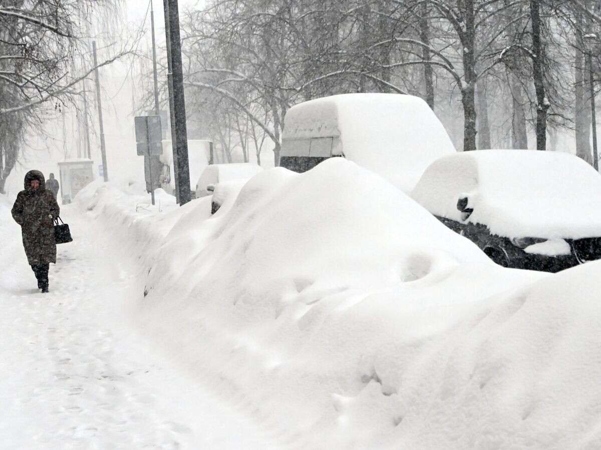    Женщина идет по улице Крупской в Москве | © РИА Новости / Владимир Федоренко