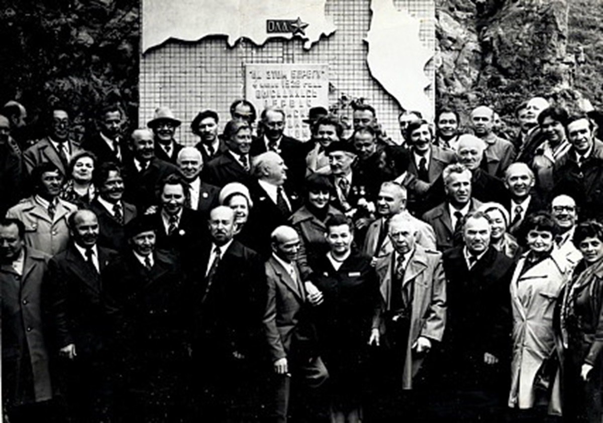   Фото: Открытие памятного знака на Нюклинской косе, 1978 год