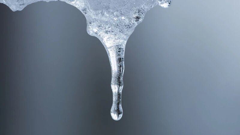     Сосулька. Лед. Оттепель. Снег тает. Вода Нейросети